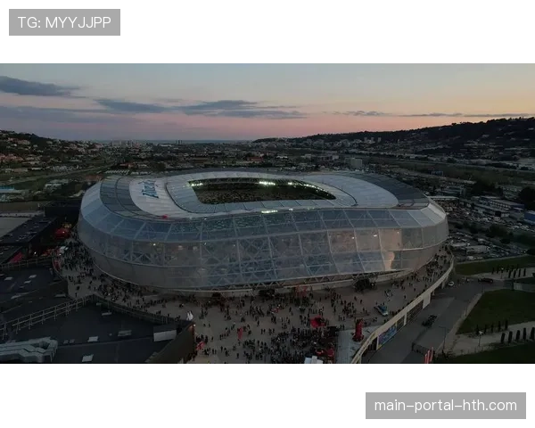 布雷斯特主场草皮因大雨积水，影响比赛传球流畅性